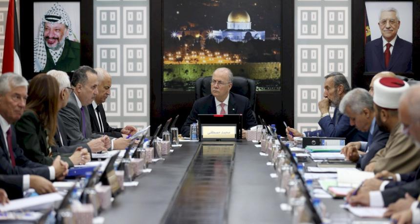   مجلس الوزراء يطالب بتحرك دولي عاجل لإنقاذ قطاع غزة  طالب مجلس الوزراء في جلسته الأسبوعية اليوم الثلاثاء مختلف دول العالم إلى التحرك العاجل لإنقاذ قطاع غزة، في ظل إعلان جيش الاحتلال بدء اجتياح بري لمدينة غزة بعد تهديد سكانها ومطالبتهم بالإخلاء القسري. وأكد أن وضع الفلسطينيين أمام خيارين: القتل أو التهجير، سابقة لم يشهدها التاريخ الحديث، ولا يمكن وصفها إلا بأنها جريمة حرب مكتملة الأركان بحق مليوني مدني فلسطيني أمعن الاحتلال في التنكيل بهم قتلًا وحرقًا وتجويعًا، وحرم من نجا منهم من أبسط مقومات الحياة.  كما د