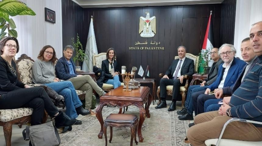 الوزير عساف يطلع وفدا من القناة التلفزيونية البريطانية الرابعة على تطورات القضية الفلسطينية