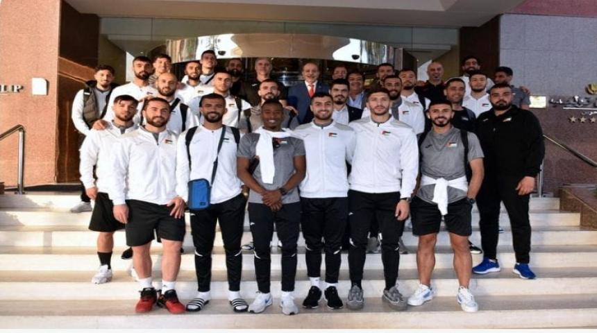 الفدائي لكرة القدم يحط في المنامة ويستعد لمباراة ودية مع نظيره البحريني