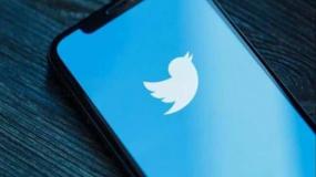  تويتر تختبر ميزة جديدة.. نصوص طويلة بلا قيود  واشنطن - وكالة ليوان الاخبارية-   أعلنت منصة تويتر أنها تختبر خدمة جديدة تتيح للمستخدمين كتابة نصوص طويلة على عكس المعمول به حالياً والذي يسمح فقط بعدد معين من الأحرف في التغريدة الواحدة.  وأكد تويتر في تغريدة بأحد حساباته الرسمية التقارير التي تحدثت عن هذه الخدمة، وفق ما نقل موقعThe Verge المختص بالأخبار التقنية. وأظهرت الخاصية الجديدة وجود كلمة Write في القائمة الموجودة على يسار الصفحة، وبعد النقر على هذه الكلمة تظهر صفحة بيضاء، يمكن للمستخدم أن يكتب عليها ما